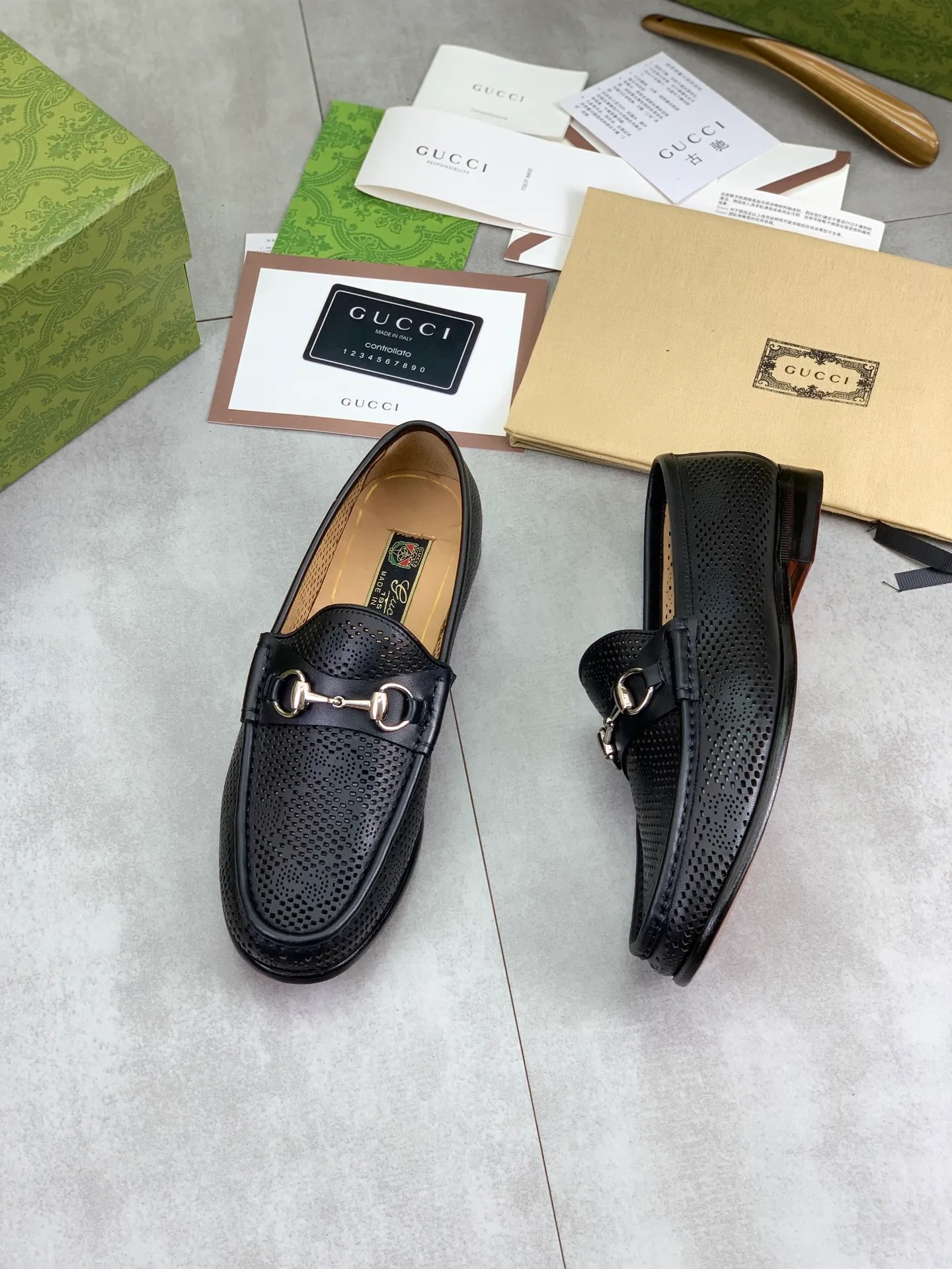 Factory price P980💰💎💎💎Top version (original high-grade genuine leather outsole) Full upper and inner lining cowhide punching design (summer essential) Brand: [GUCCi] Gucci's new business formal casual leather shoes Standard code: Men's size 39–44 (38 45 46 needs to be customized) Grade: Same as the official website Original quality Material: Original calfskin Water-dyed cowhide lining Original genuine leather outsole Style categories: Men's fashion Formal casual leather shoes Slip-on men's shoes series Young fashion European and American trends British style Casual matching Comfortable feet Color: 3️⃣ colors available Actual pictures